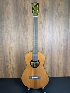 'Oli L2-BCA Baritone Ukulele with Solid Cedar/Acacia and Green Binding 