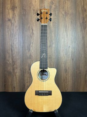 Uma UK-16SC Solid Spruce Top Concert Ukulele