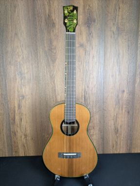 'Oli L2-BCA Baritone Ukulele with Solid Cedar/Acacia and Green Binding