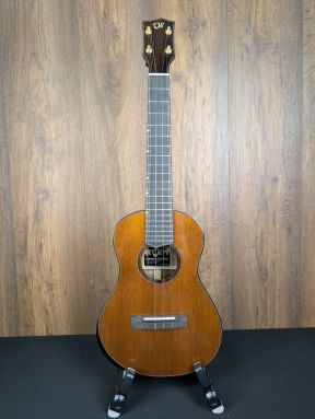 'Oli L2-TTSMR Solid Torrefied Spruce and Myrtle Tenor Ukulele