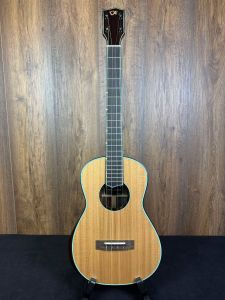 'Oli L2-BCR Solid Cedar/Rosewood Baritone Gloss Ukulele w/hard case (Blue Binding)